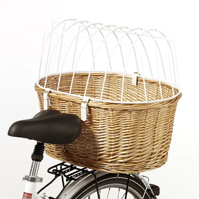 Cykelkorg av flätat trä med vitt metallgaller som lock, monterad på en cykelpakethållare.