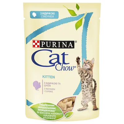 Purina Cat Chow Kitten kattenvoer. Tekst op verpakking: Z INDYKIEM I CUKINIĄ, Ze specjalnie wybranymi naturalnymi składnikami. Afbeelding van een kitten en voerbrokjes.