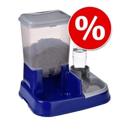 Comedero y bebedero automático azul con recipiente transparente para pienso y botella de agua. Símbolo de porcentaje en círculo rojo indica oferta o descuento visible.