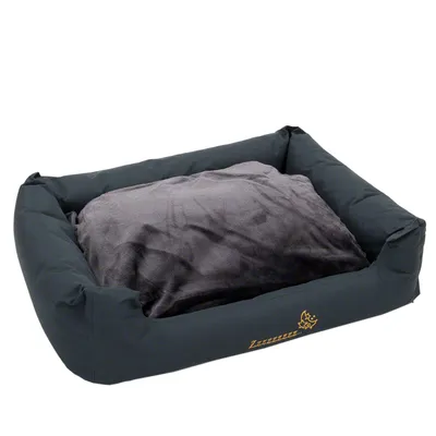 Čierny pelech s mäkkým sivým vankúšom, viditeľný nápis Sleepy Time a obrázok psa na prednej strane. Materiál: textil.