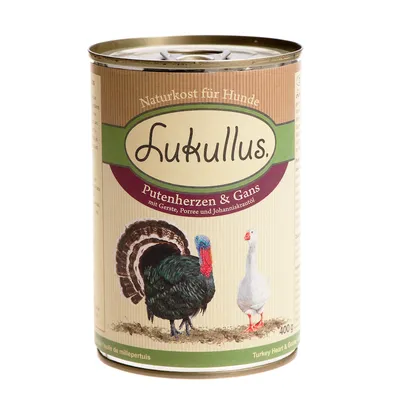 Blik Lukullus natvoer voor honden, smaak Putenherzen & Gans met gerst, prei en johanniskruid, 400 g. Tekst op blik: 'Naturkost für Hunde'.