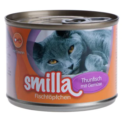 Boîte de nourriture pour chat Smilla Fischtöpfchen, texte visible : Thunfisch mit Gemüse, mit Taurin. Image d’un chat gris sur l’étiquette.