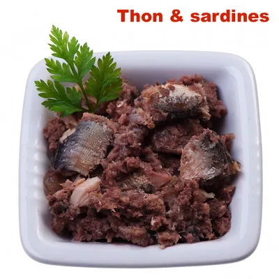 Morceaux de pâtée thon et sardines dans une coupelle blanche, texte visible en haut : Thon & sardines