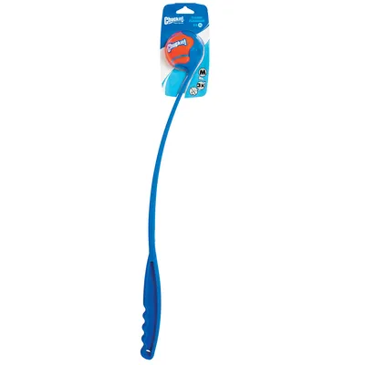 Chuckit! Classic Ball Launcher, blå, med orange bold i størrelse M. Velegnet til lange kast og håndfri opsamling af bolden.