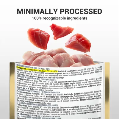 Tekst na engleskom: 'MINIMALLY PROCESSED, 100% recognizable ingredients'. Sastav: chicken fillets 36%, tuna 27%, rice 15%. Prikaz komadića mesa iznad pakiranja hrane za mačke.