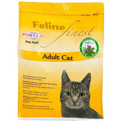 Опаковка Porta 21 Feline Finest Adult Cat, суха храна за котки. Видими текстове: Pet Food, богатa на Омега 3, Омега 6 и таурин, с билки и плодове. Снимка на котка отпред.
