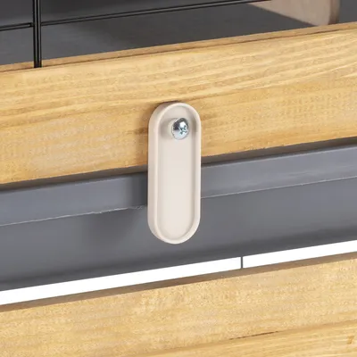 Vista dettagliata di una cornice in legno con profilo in plastica grigia e supporto beige, fissata con una vite.