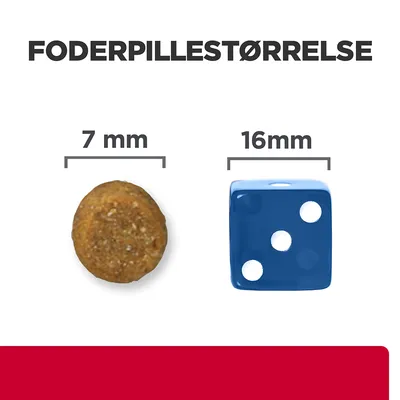 Foderpillestørrelse: foderpille 7 mm ved siden af blå terning 16 mm. Sammenligning af størrelser for bedre overblik ved køb.