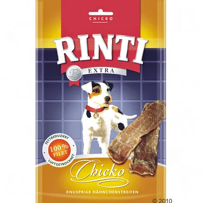 Embalagem de snacks Rinti Extra Chicko com tiras de frango, imagem de cão e texto visível: '100% Filet', 'Fettreduziert', 'Luftgetrocknet', 'Knusprige Hähnchenstreifen'.
