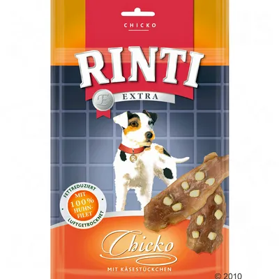 Embalagem de snacks para cão Rinti Extra Chicko mit Käsestückchen. Texto visível: 'FETTREDUZIERT', 'MIT 100% HUHNFILET', 'LUFTGETROCKNET'. Imagem de cão e snacks com pedaços claros.