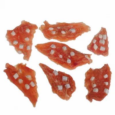 Tiras de petisco castanhas com pequenos cubos brancos visíveis na superfície, dispostas sobre fundo branco.