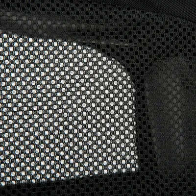 Primo piano di un materiale a rete nera con maglie fini, adatto per ventilazione o schermatura visiva.