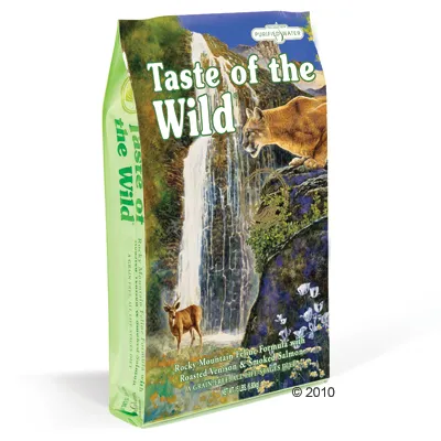 Pungă Taste of the Wild, text vizibil: Rocky Mountain Feline Formula with Roasted Venison & Smoked Salmon. Imagine cu cascadă, cerb și puma pe ambalaj.