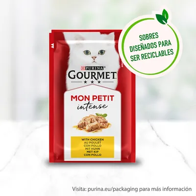 Purina Gourmet Mon Petit Intense con pollo. Sobre diseñado para ser reciclable. Texto en varios idiomas: with chicken, au poulet, con pollo, mit huhn, met kip.