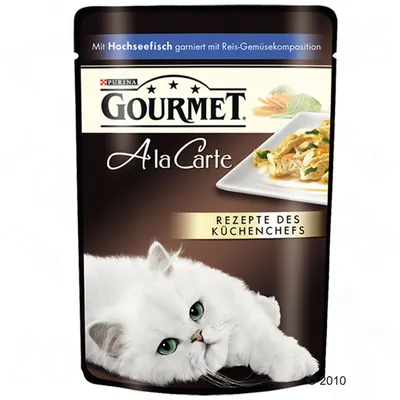 Purina Gourmet A la Carte cat food pouch, visible text: Mit Hochseefisch garniert mit Reis-Gemüsekomposition, REZEPTE DES KÜCHENCHEFS. Image of white cat and plated food. Text in German.