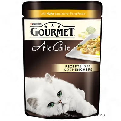 Purina Gourmet A la Carte cat food pouch, white cat image, visible text: Mit Huhn garniert mit Pasta-Perlen, REZEPTE DES KÜCHENCHEFS