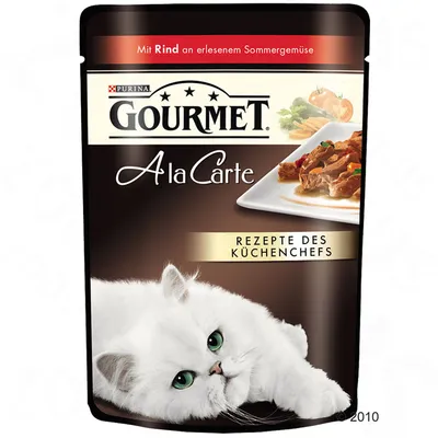 Purina Gourmet A la Carte cat food pouch with white cat, plate of food, and visible German text: Mit Rind an erlesenem Sommergemüse, REZEPTE DES KÜCHENCHEFS.