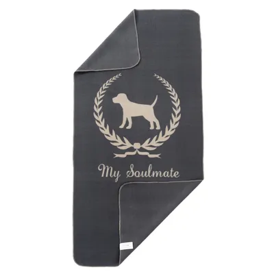 Siva deka s bež siluetom psa unutar lovorovog vijenca i natpisom 'My Soulmate' na donjem dijelu. Vidljiva etiketa u kutu.