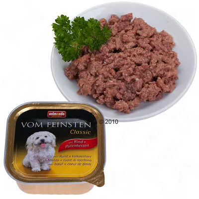 Animonda Vom Feinsten Classic hondenvoer, met rund en kalkoenhart. Afbeelding toont open bakje natvoer en portie op bord met peterselie. Tekst: mit Rind + putenherzen.