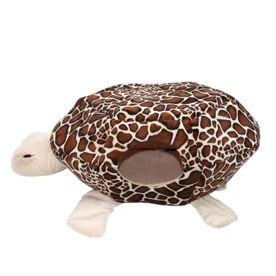 Tana per animali a forma di tartaruga con motivo giraffa, apertura imbottita e materiali morbidi.