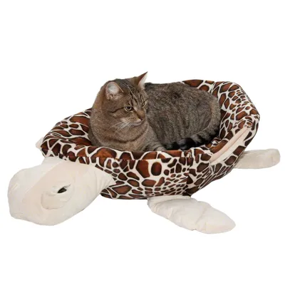 Letto per gatti a forma di tartaruga con motivo giraffa, marrone e bianco. Gatto sdraiato nel letto.