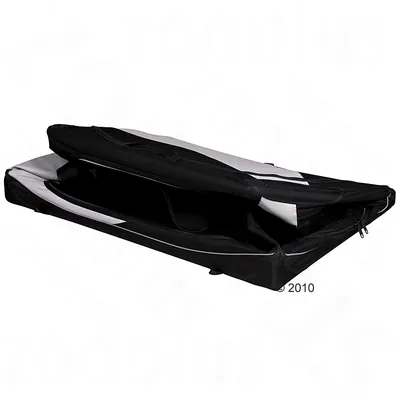 Opvouwbare zwarte draagtas met rits, deels geopend, geschikt voor het vervoeren of opbergen van grote platte objecten. Materiaal: textiel en kunststof inzet.