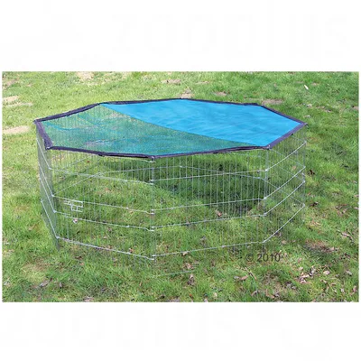 Recinto ao ar livre octogonal de metal com proteção solar azul, adequado para uso no jardim.