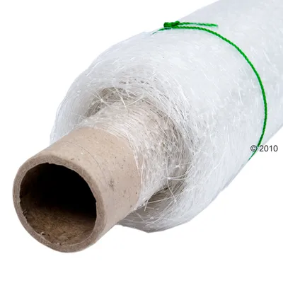 Rolle mit weißem Kunststoffnetz, auf Pappkern gewickelt, mit grünem Band gesichert.