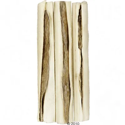 Quattro stick masticabili per cani, forma cilindrica, esterno chiaro e interno marrone visibile. Nessun marchio o testo presente sull'immagine.