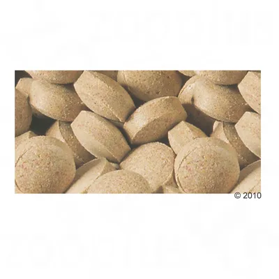 Крупен план на светлокафяви таблетки без видими маркировки или опаковка. Материалът изглежда като пресован прах.