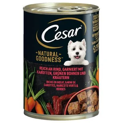 Cesar Natural Goodness natvoer, rijk aan rund, met wortels, sperziebonen en kruiden. Tekst in Duits en Frans zichtbaar op blik.