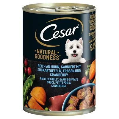 Cesar Natural Goodness natvoerblik. Tekst: reich an Huhn, garniert mit Süßkartoffeln, Erbsen und Cranberry. Afbeeldingen van zoete aardappel, erwten, cranberry en vleesstukjes.