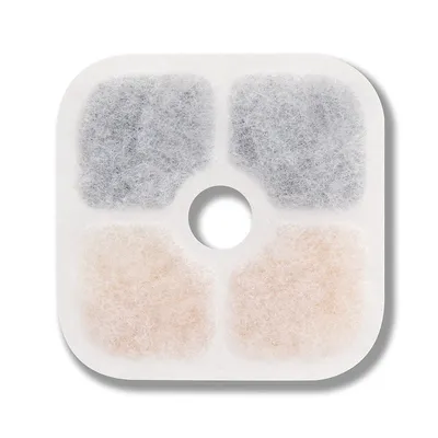 Filtre carré en tissu blanc avec quatre zones colorées (deux grises, deux beiges) et un trou rond au centre, sans marque visible.