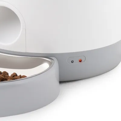 Automatischer Futterspender mit grauer Futterschale, LED-Anzeige und weissem Gehäuse. Zeigt Trockenfutter im Behälter.