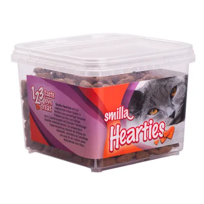 Pojemnik z przysmakami dla kotów smilla Hearties, widoczna etykieta z napisem „1 2 3 taste love treat” oraz zdjęciem kota. Opakowanie przezroczyste z brązowymi przysmakami.