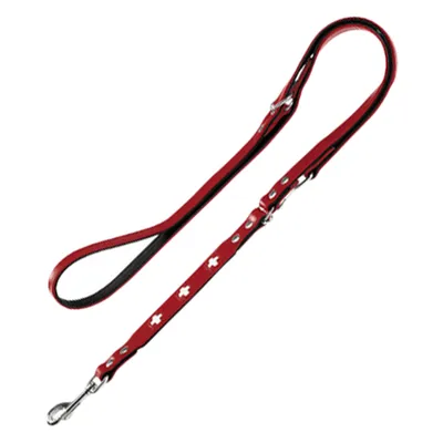 Rød hundesnor i læder med metalspænde og hvide kors-symboler, justerbar længde synlig på billedet.
