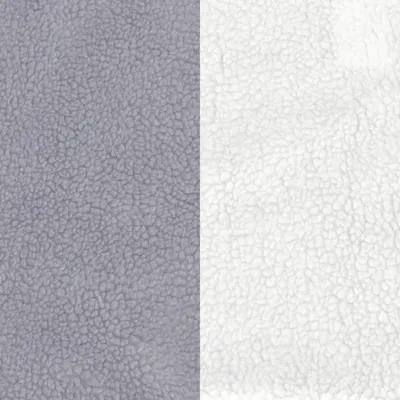 Nahaufnahme von grauem und weissem Fleece-Material, zeigt die Textur für Produktbeschreibung.