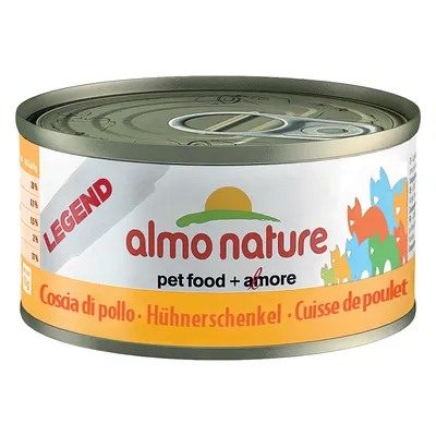 Lata de comida para animais Almo Nature Legend, texto visível: pet food + amore, Coscia di pollo, Hühnerschenkel, Cuisse de poulet. Ilustração de gatos coloridos no rótulo.