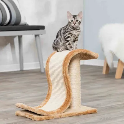 Krabmeubel met golvend design van sisal en pluche, geschikt voor katten. Afgebeeld is een grijs gestreepte kat op het krabmeubel.