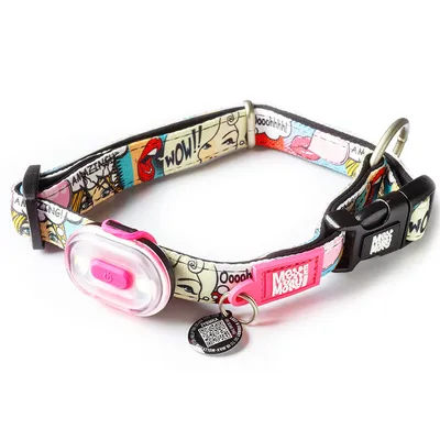 Collar para perro con diseño de cómic, luz LED, colgante con código QR y cierre. Marca Max & Molly visible en el cierre y el colgante.