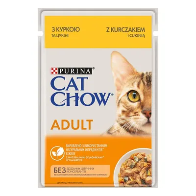 Purina Cat Chow Adult, visibile scritta 'Z kurczakiem i cukinią', immagine di un gatto e ciotola con bocconcini. Testo in polacco e ucraino su ingredienti naturali e senza conservanti artificiali.