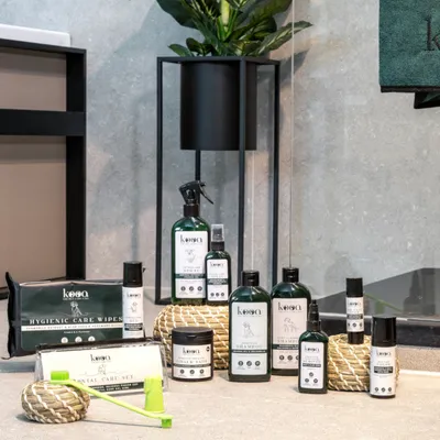 Gamme de soins pour animaux kooa : lingettes hygiéniques, set dentaire, shampooings, sprays et pads visibles. Marques et textes principaux : kooa, HYGIENIC CARE WIPES, DENTAL CARE SET.