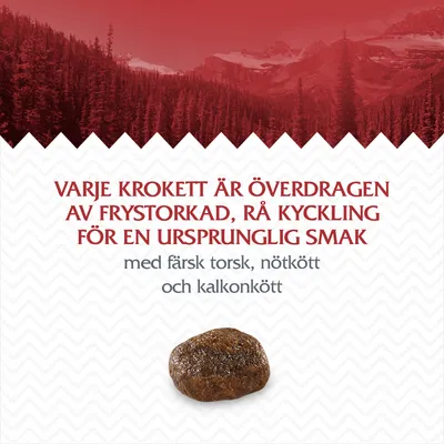 VARJE KROKETT ÄR ÖVERDRAGEN AV FRYSTORKAD, RÅ KYCKLING FÖR EN URSPRUNGSLIG SMAK med färsk torsk, nötkött och kalkonkött. Text på svenska samt bild av en krokett.