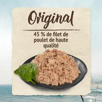 Original, 45 % de filet de poulet de haute qualité, assiette de pâtée avec feuille d’épinard visible à côté.