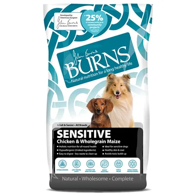 Burns Sensitive hundefoder med kylling og fuldkornsmajs. Hypoallergen, letfordøjeligt, ideelt til følsomme hunde. Udviklet af dyrlæge John Burns. 25% af overskuddet til sociale projekter.