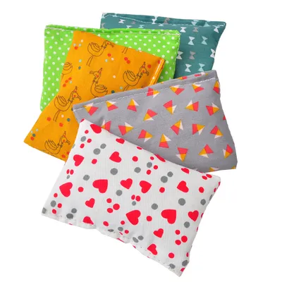 Lot de cinq coussins en tissu pour animaux, motifs visibles : cœurs rouges, triangles colorés, poules jaunes, pois verts et formes blanches sur fond vert. Matériau : tissu.