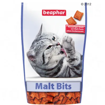beaphar Malt Bits kattgodis, text: Knuspriger Snack mit Malt-Paste Ohne Zuckerzusatz. Bild på grå katt och snacksbitar synliga i förpackningen.