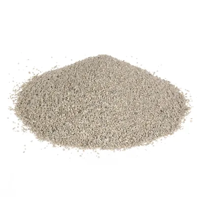 Litière minérale pour chat, présentée en tas de granulés fins gris clair sur fond blanc. Aucun emballage ni marque visible.
