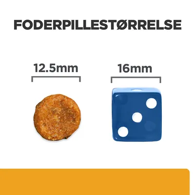 Foderpillestørrelse vist: foderpille 12,5 mm sammenlignet med blå terning 16 mm. Tekst: FODERPILLESTØRRELSE, 12.5 mm, 16 mm.