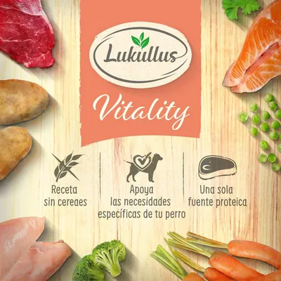 Lukullus Vitality. Receta sin cereales. Apoya las necesidades específicas de tu perro. Una sola fuente proteica. Ingredientes visibles: carne, salmón, pollo, patata, guisantes, brócoli, zanahoria.